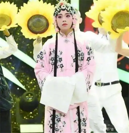 德云社成员的女装造型,岳云鹏搞笑,看到郭麒麟:怪好看的